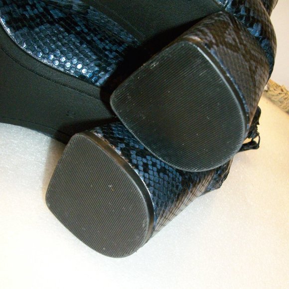 OLD NAVY Sz 10 NWOT Rear Zip Blue/Black Snakeskin Pattern Booties 3" Heel - Picture 11 of 15
